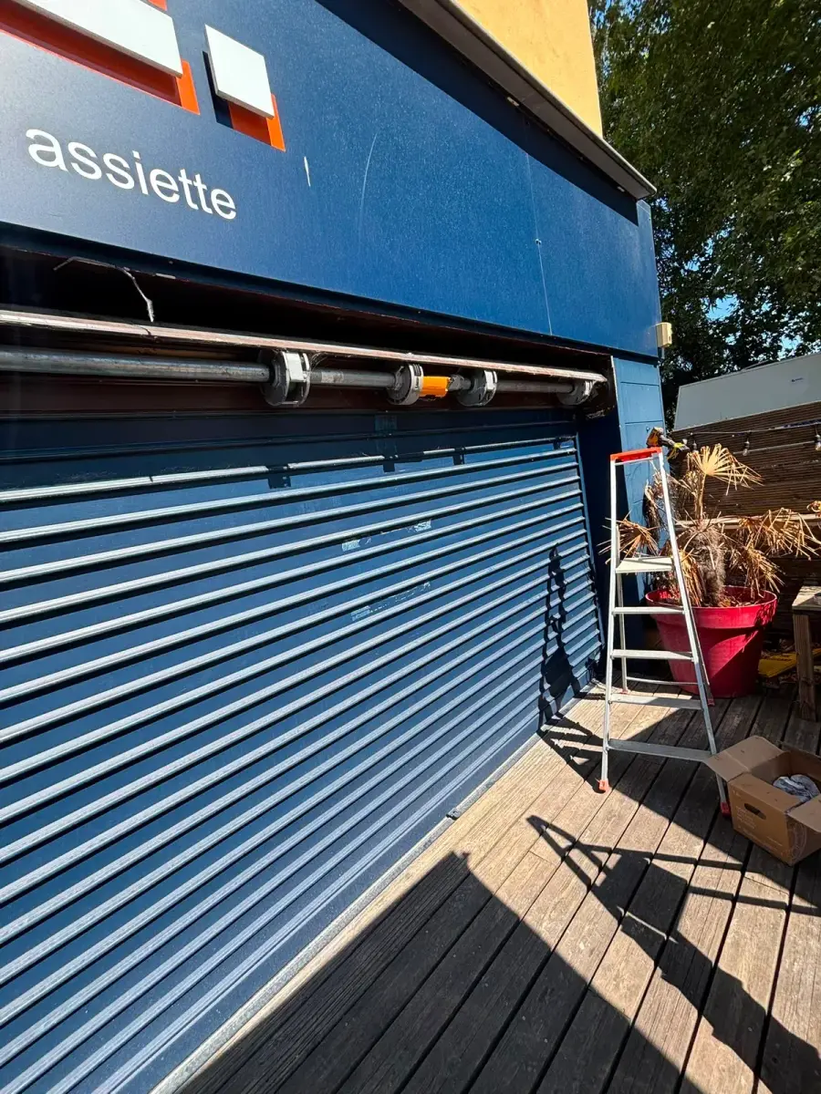 Installation et pose de rideau métallique à Marseille 7