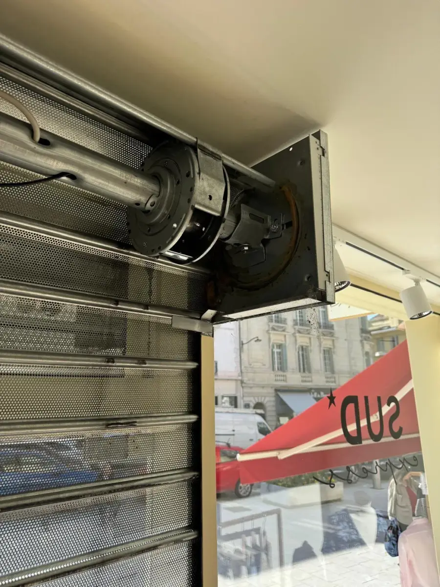 Motorisation de rideau métallique à Marseille 7